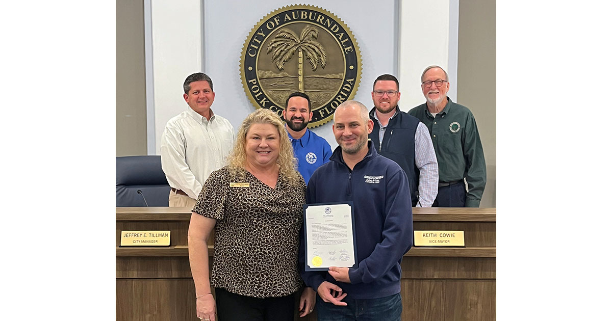 Medline employee Dwayne Hingos honored by the City of Auburndale for bravery
